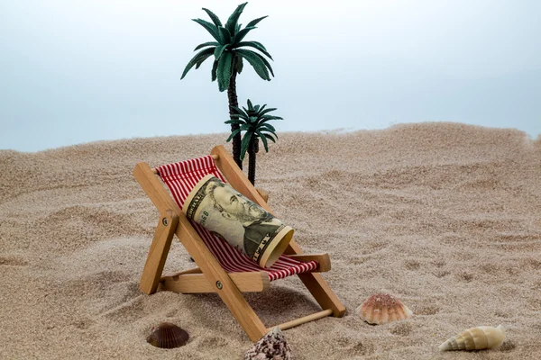 Deck chair with piggy bank and dollars — Stock Photo, Image