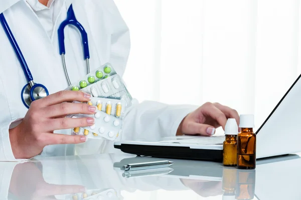 Läkaren skriver ett recept för tabletter — Stockfoto