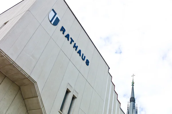 Moderne stadhuis, betonnen gevel — Stockfoto