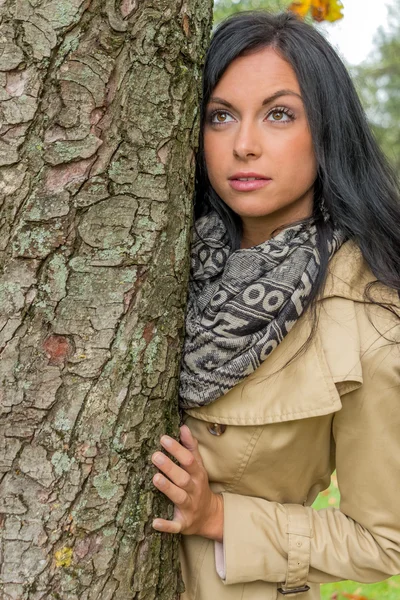 Jeune femme avec arbre — Photo
