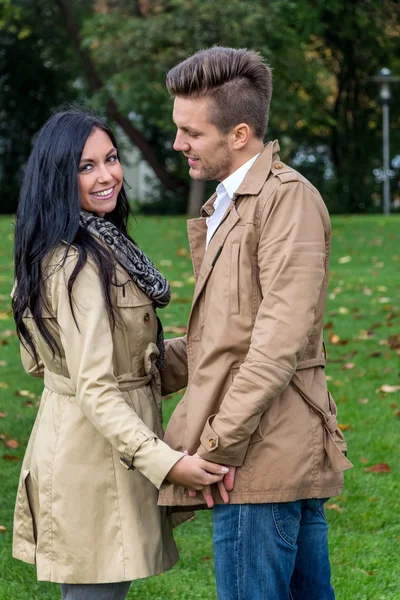 Courting couple in a park — Stock Photo, Image