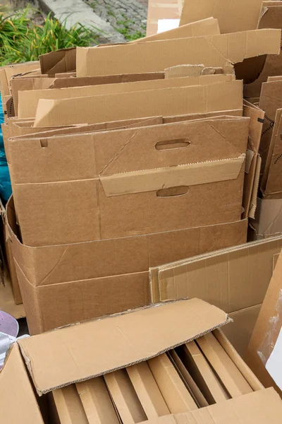 Картонные коробки для сбора макулатуры — стоковое фото
