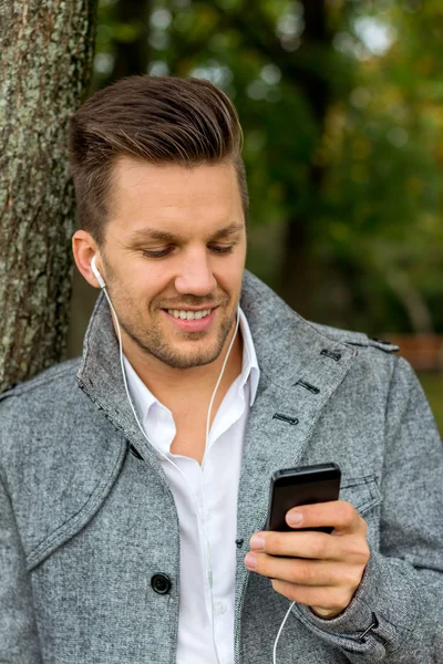 Man listening to music on mobile phone — Stock Photo, Image