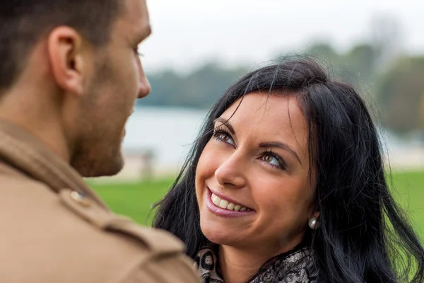 Courting couple in a park — Stock Photo, Image