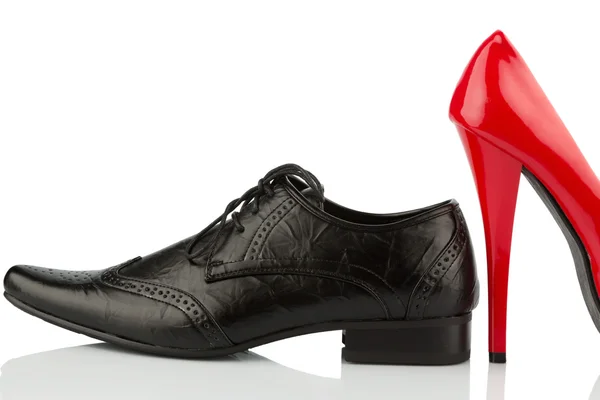 Červené vysoké podpatky a Pánské boty — Stock fotografie