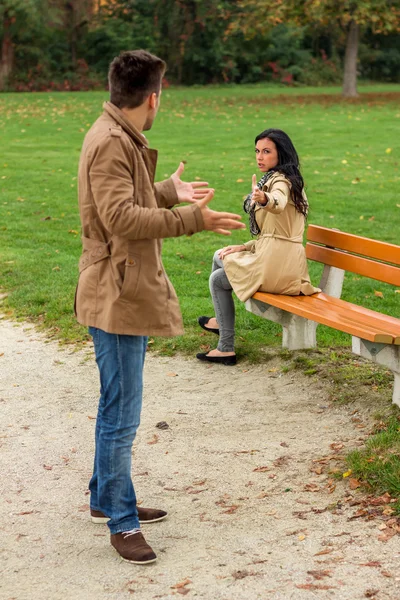 Pareja discutiendo —  Fotos de Stock