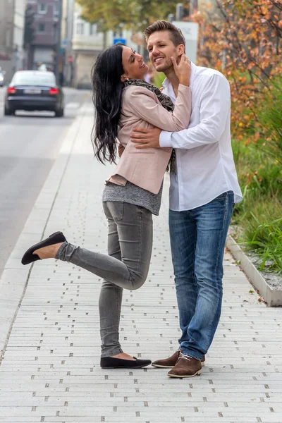 Lovers in the urban environment — Stock Photo, Image
