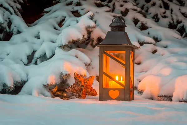 Lykta i snö vid jul — Stockfoto