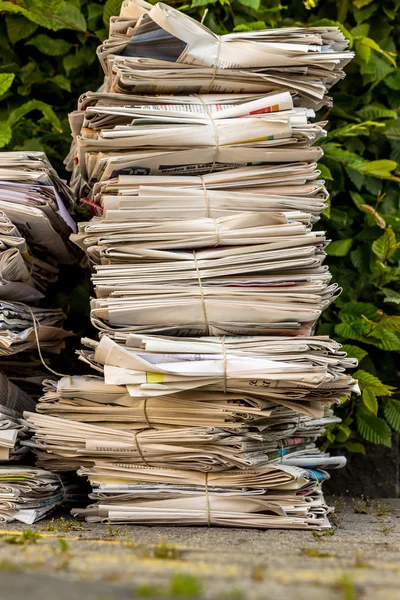Stos odpadów papieru. Stare gazety — Zdjęcie stockowe
