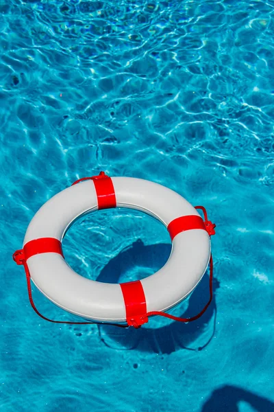 Boia salva-vidas em uma piscina — Fotografia de Stock