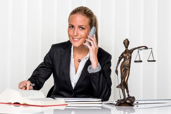 Zakenvrouw in office — Stockfoto