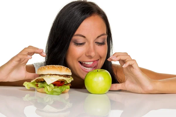ハンバーガーとアップルの間を選択します。 — ストック写真