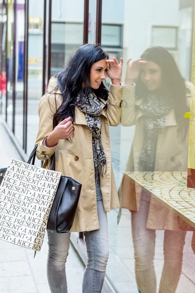 Mientras que la mujer compras — Foto de Stock