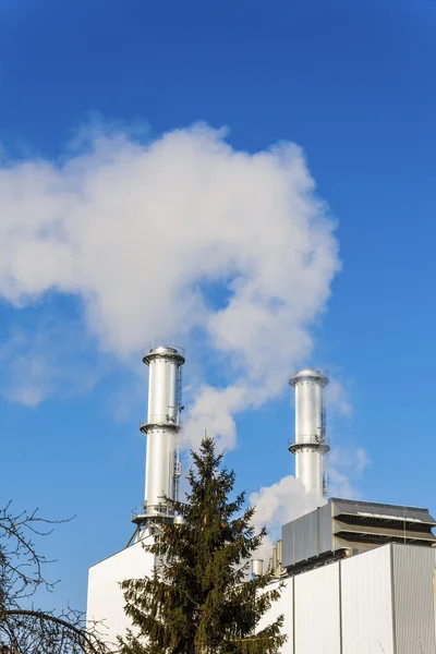 Chimenea industrial con árbol — Foto de Stock