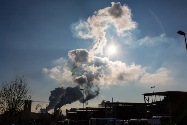 Camino industriale con fumi — Foto Stock