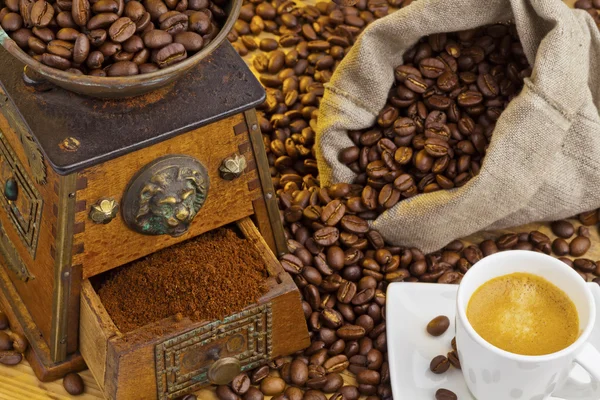 Кава. кавові зерна та кавомолка — стокове фото