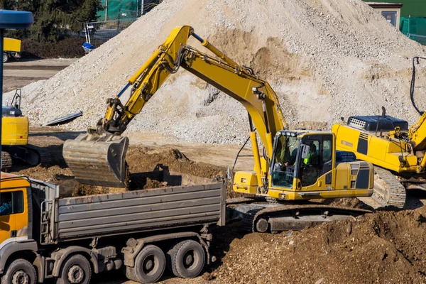 Escavadeira no local de construção durante a escavação — Fotografia de Stock