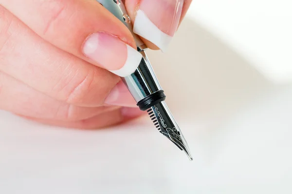 Mano con penna stilografica firma contratto — Foto Stock