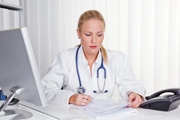 Médico feminino com estetoscópio — Fotografia de Stock