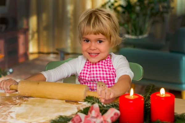 Kind backt Plätzchen für Weihnachten — Stockfoto