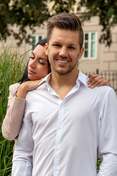 Courting couple in a park — Stock Photo, Image