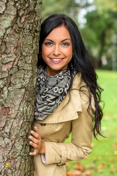 Jeune femme avec arbre — Photo