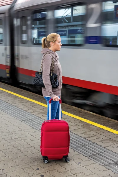 Mujer esperando tren en la estación de tren —  Fotos de Stock