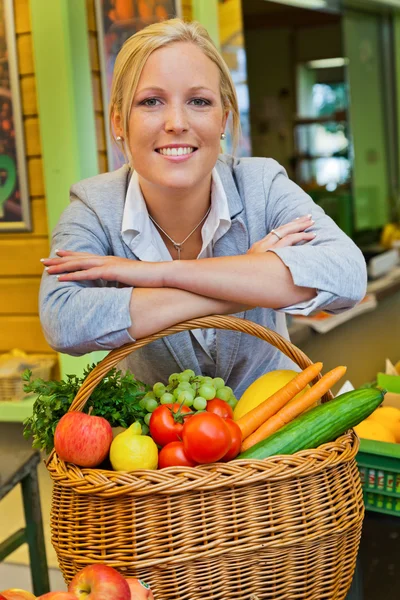 Kvinna på frukt marknaden med korg — Stockfoto
