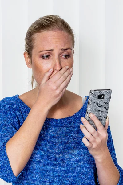 Mujer es sorprendido por sms — Foto de Stock