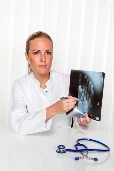 Amigável médico feminino — Fotografia de Stock