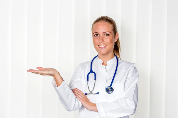 Vänlig kvinnlig läkare op — Stockfoto