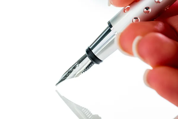 Hand met vulpen met handtekening — Stockfoto