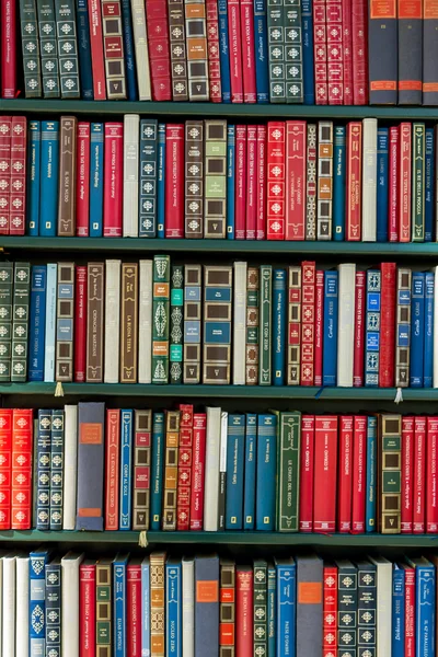 Bücher in einer Bibliothek — Stockfoto