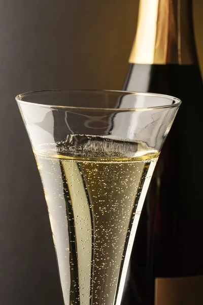 Coupe de champagne avec bouteille de champagne — Photo