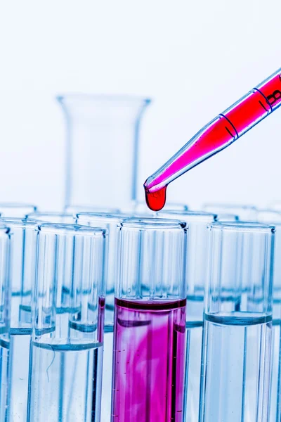 Laboratorní sklo v laboratoři v chemické laboratoři — Stock fotografie