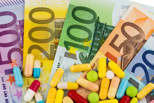 Банкноты и таблетки евро — стоковое фото