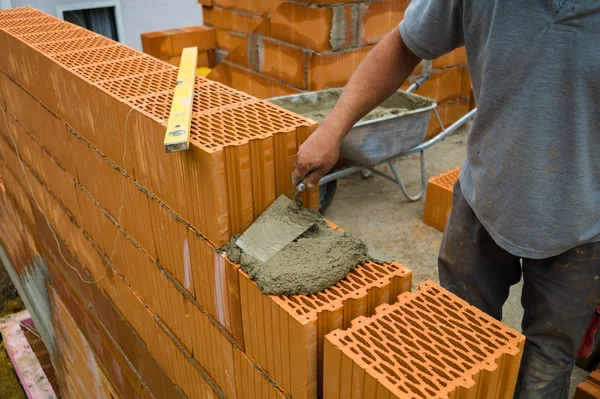 Trabajador de la construcción en un sitio de construcción —  Fotos de Stock