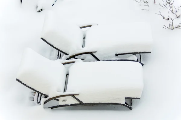 Bahçe Mobilyaları karla kaplı — Stok fotoğraf