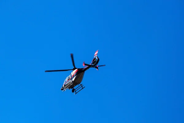 Helicóptero no céu azul — Fotografia de Stock