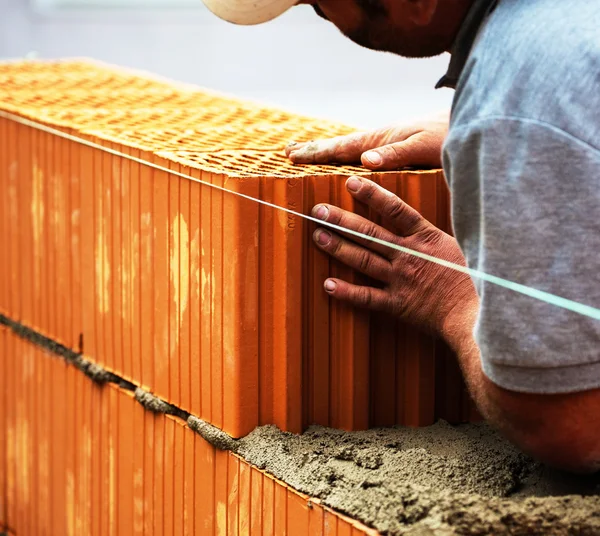 Trabajador de la construcción en un sitio de construcción — Foto de Stock