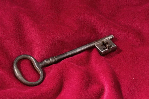 Kırmızı kadife yastık üzerinde anahtar — Stok fotoğraf