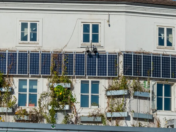 Ηλιακοί συλλέκτες σε ένα σπίτι — Φωτογραφία Αρχείου