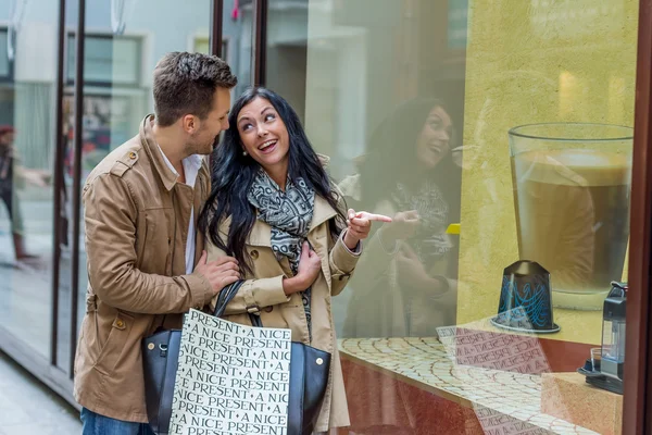 Paar in winkel — Stockfoto