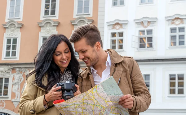 Pareja en un descanso de la ciudad — Foto de Stock