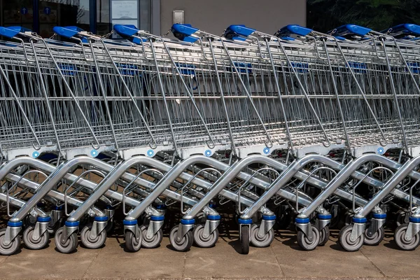 Carrinho de compras fora de um supermercado — Fotografia de Stock