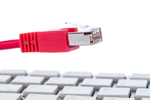 Cable de red en el teclado — Foto de Stock