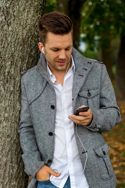 Homem ouvindo música no celular — Fotografia de Stock
