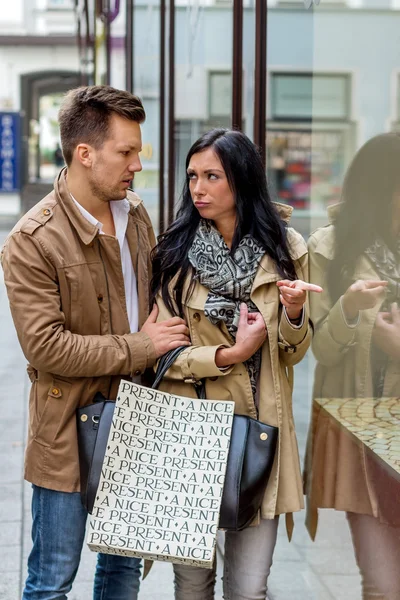 Couple in shop — Stock Photo, Image