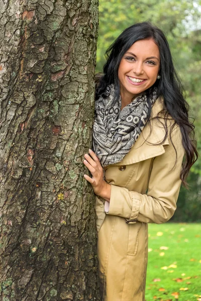 Jonge vrouw met boom — Stockfoto