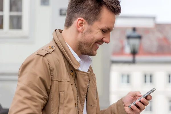 Homem escrevendo sms — Fotografia de Stock